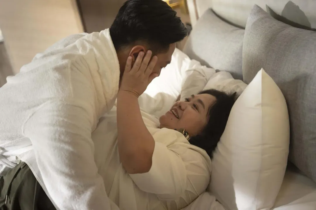 《拜六禮拜》假日主持人藏不倫祕密?鍾欣凌首演「最重小三」火辣滾床。(圖/華視、公視台語台提供)