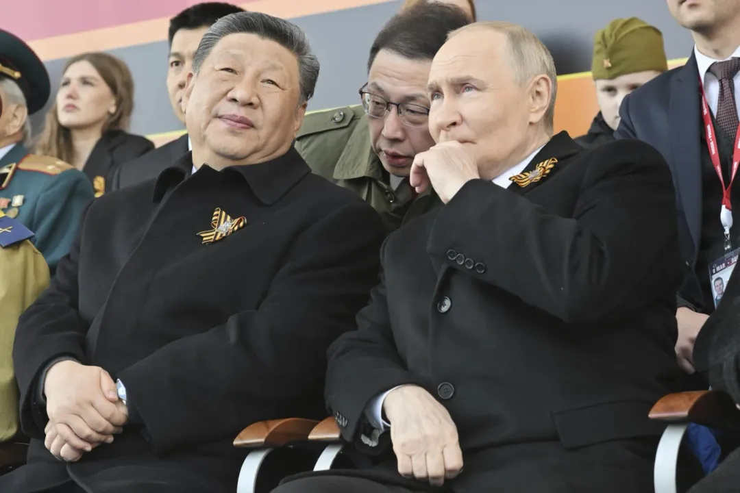 大陸國家主席習近平出席俄羅斯衛國戰爭勝利80周年閱兵儀式,與普丁一起坐在看台上。(圖/美聯社)