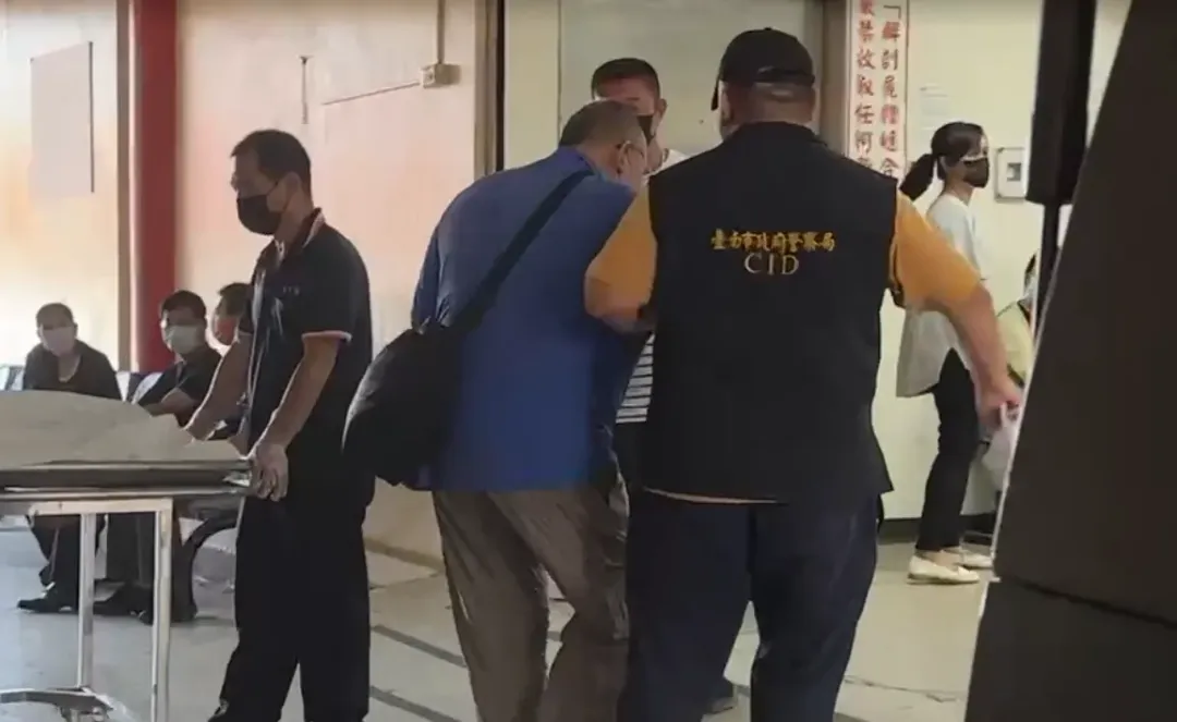 藍衣駕駛想向遺體致歉意,並表示自己是「鬼遮眼」。(圖/翻攝畫面)