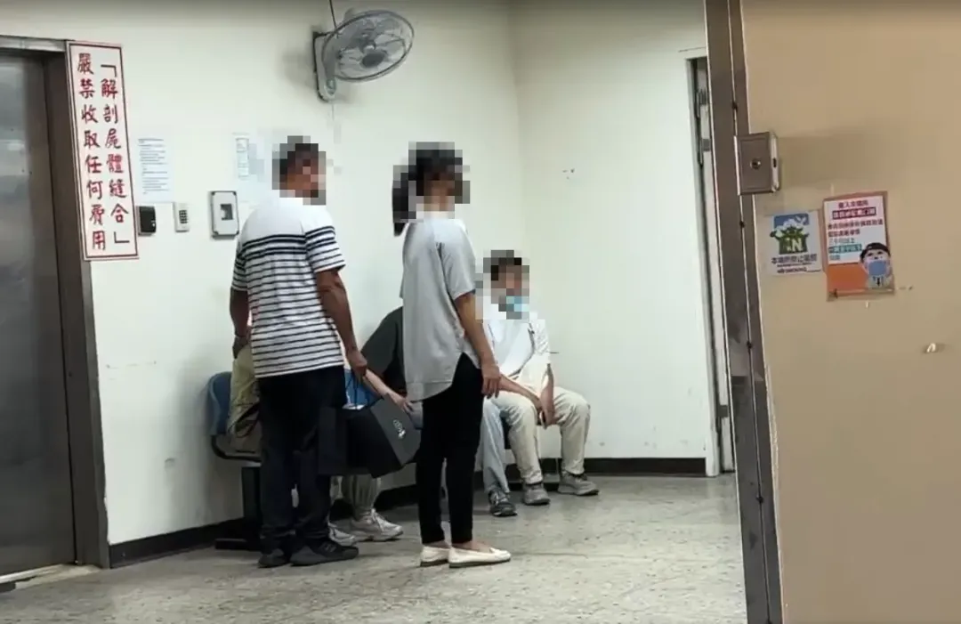 藍衣駕駛的説法和行為,引起家屬悲痛,遭警方帶離開。(圖/翻攝畫面)