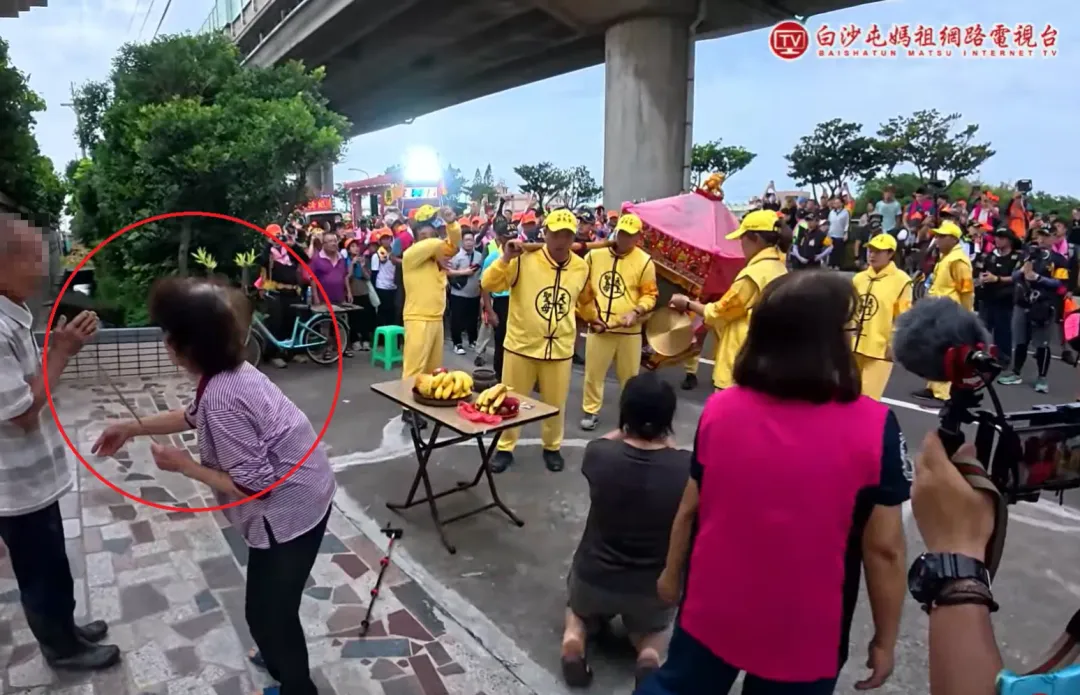 白沙屯媽祖鑾轎隊伍9日傍晚沿著台61線前進，暫停1戶民宅前，住戶阿嬤（紅框處）激動得連拐杖都不拿了。（圖／翻攝自YouTube@baishatun_tv）
