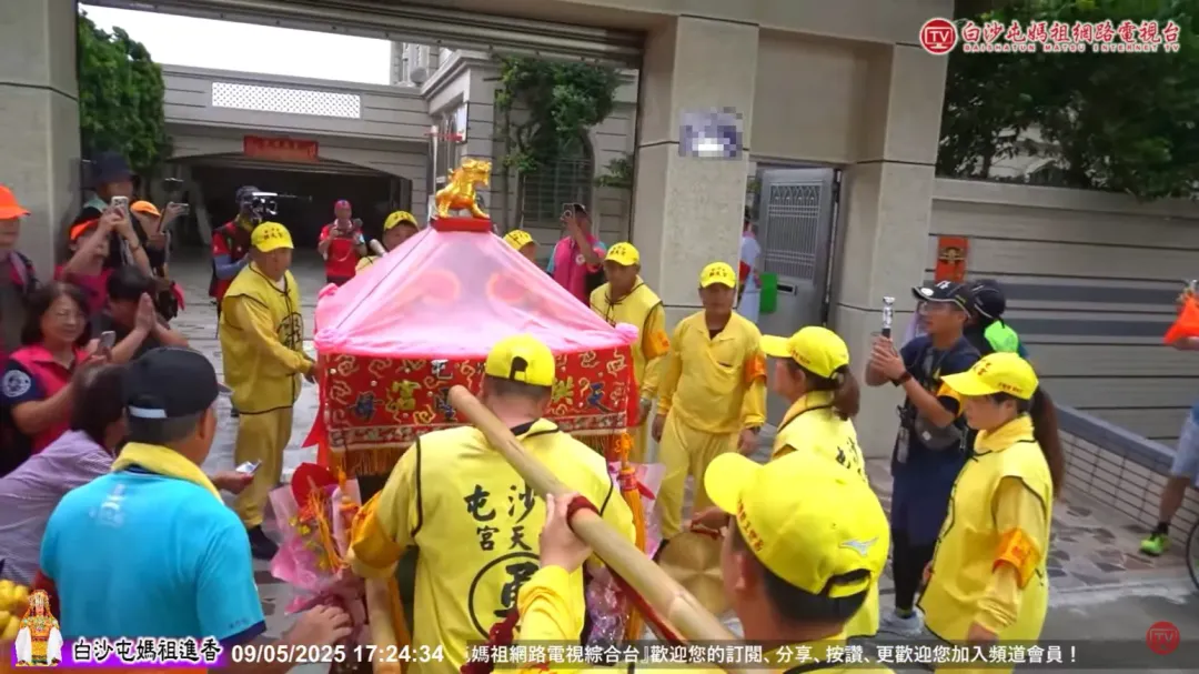 原本已離開的鑾轎彷彿聽見阿嬤的呼喚，返回民宅前3進3退。（圖／翻攝自YouTube@baishatun_tv）