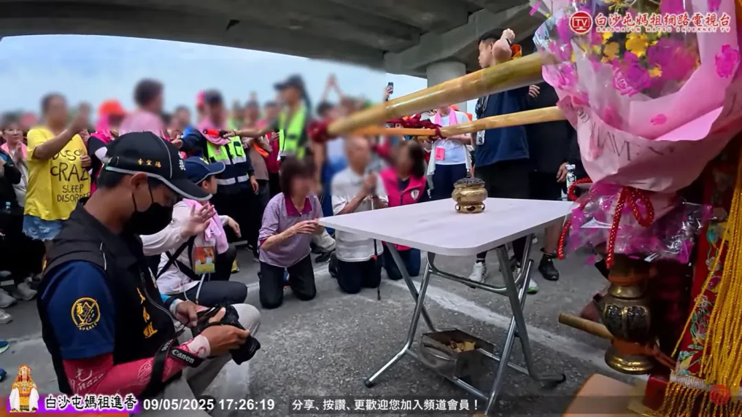 媽祖鑾轎後來在民宅前停駕，阿嬤和家人、周遭信眾叩拜白沙屯媽祖。（圖／翻攝自YouTube@baishatun_tv）