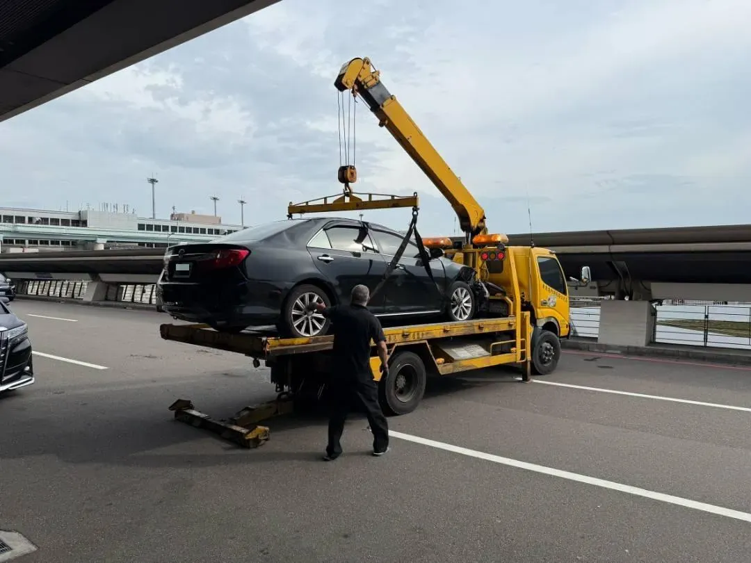 轎車不慎與切出的小黃發生碰撞。（圖／翻攝畫面）