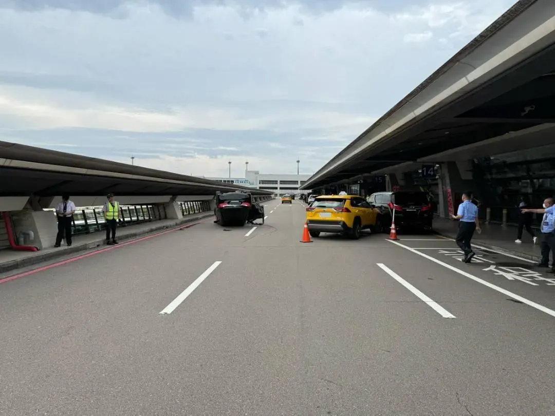 轎車不慎與切出的小黃發生碰撞。（圖／翻攝畫面）