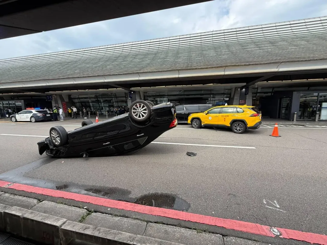 轎車不慎與切出的小黃發生碰撞。（圖／翻攝畫面）