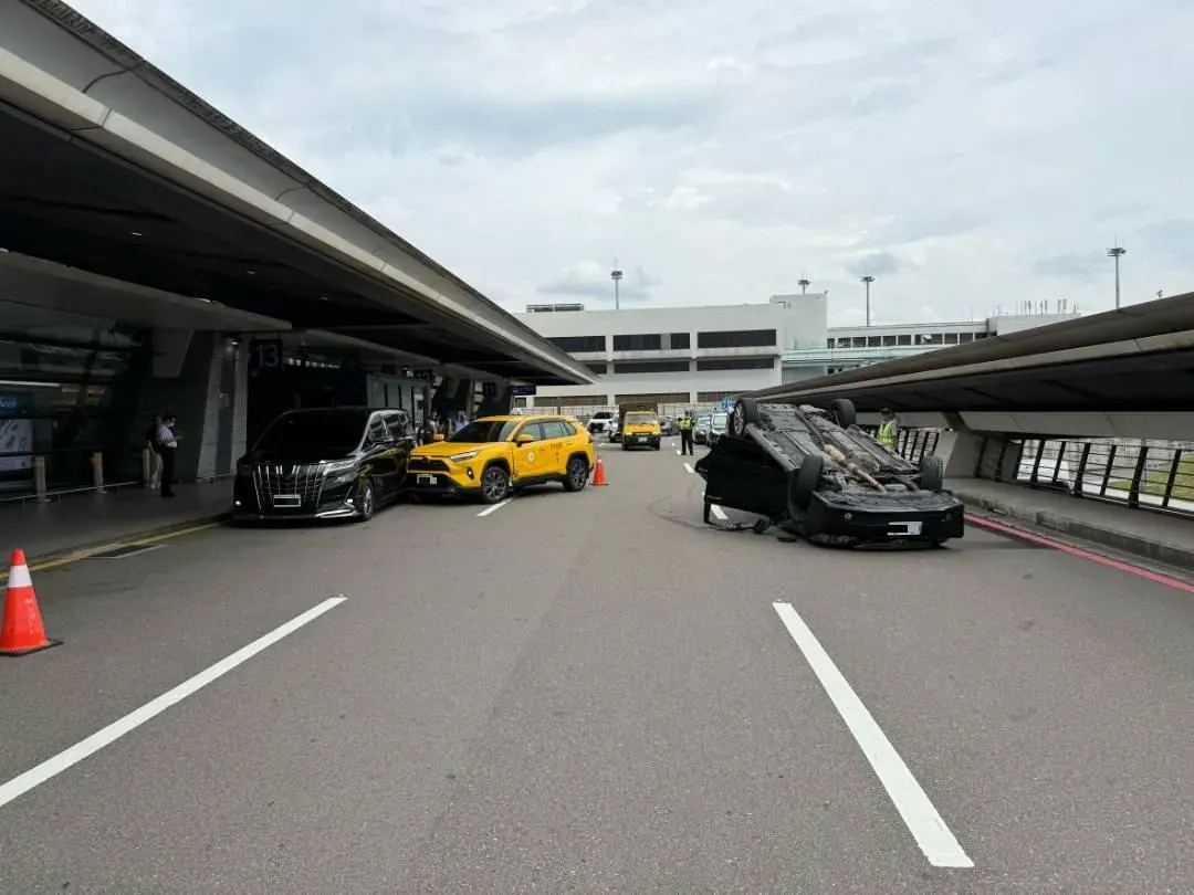 轎車不慎與切出的小黃發生碰撞。（圖／翻攝畫面）