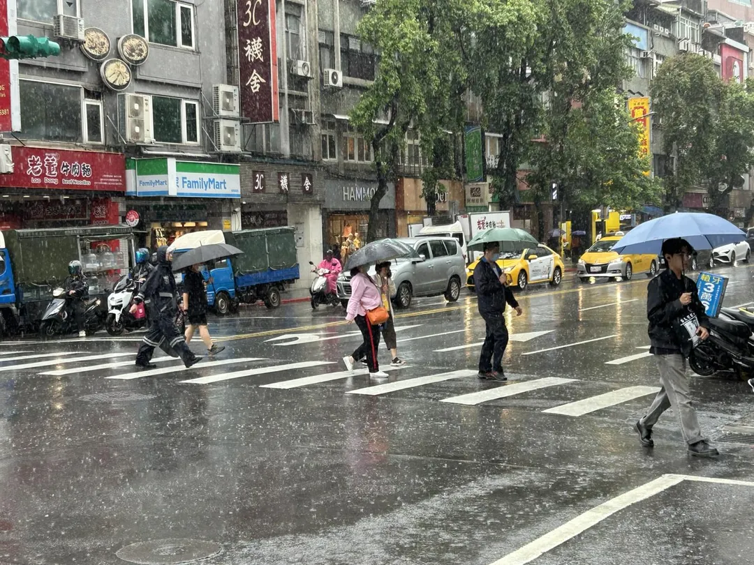 5/24（六）白天起鋒面影響，降雨範圍逐漸擴大。（示意圖／記者高珞曦攝）