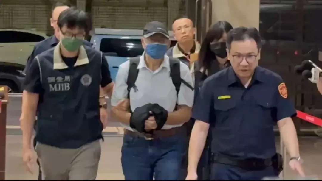 李慶隆被上銬押往北檢。(圖/翻攝畫面)