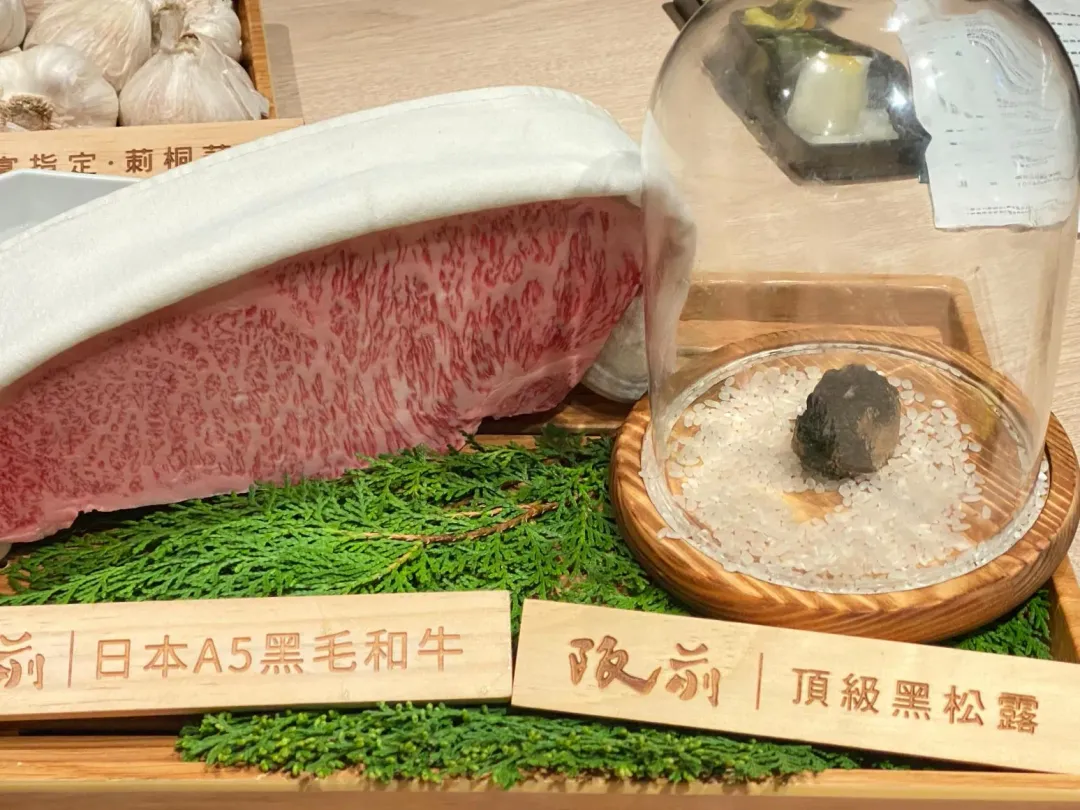 日本A5和牛和整顆新鮮黑松露也在前菜中亮相。（圖／黃宏輝提供）