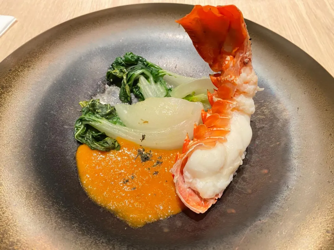 「龍蝦佐醇厚海老醬」藉濃稠海老醬提味，一旁的奶油白菜清甜爽口解膩。（圖／黃宏輝提供）