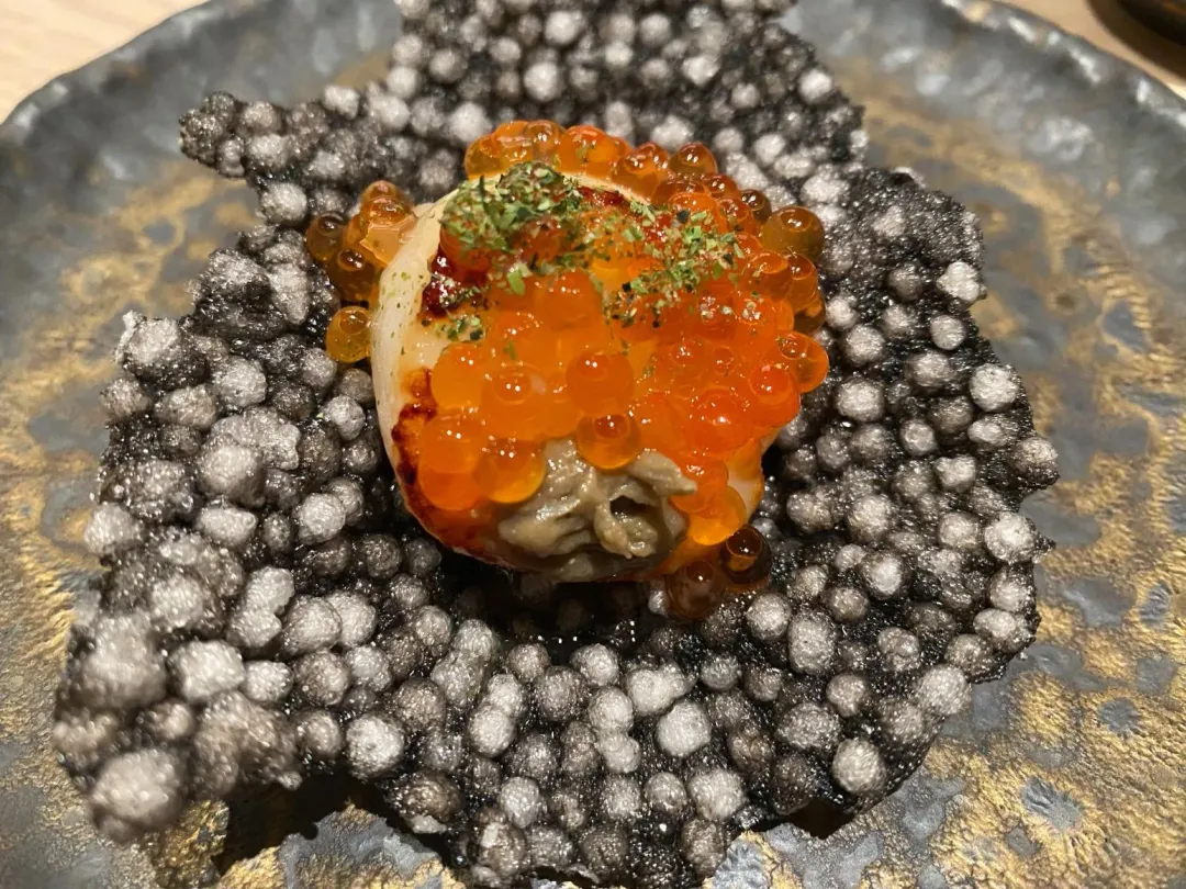 「蟹膏墨雲干貝」是每季都有的招牌，碎紫蘇葉帶出海味中的清新感。（圖／黃宏輝提供）