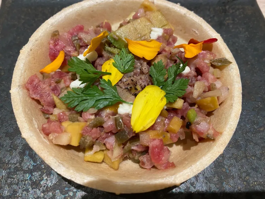另1款前菜「生牛肉韃靼」使用澳洲和牛，口感潤嫩，呈現純粹大和風味。（圖／黃宏輝提供）