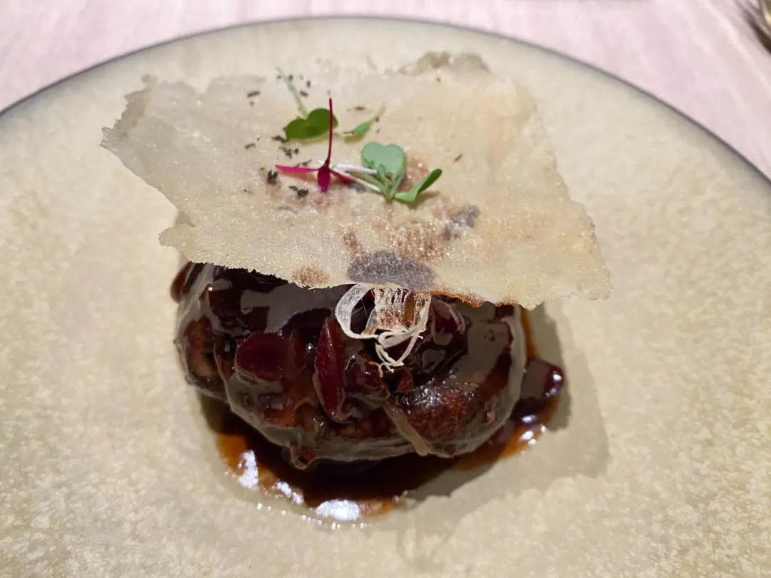 椎茸和牛挽肉以大花菇取代麵包，上面有1層薄如紙片的帕馬森起士。（圖／黃宏輝提供）
