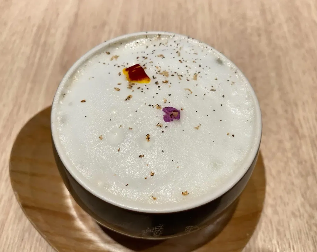 蒸蛋中加進松露蕈菇醬，成就1碗獨特風味的松露雲朵茶碗蒸。（圖／黃宏輝提供）