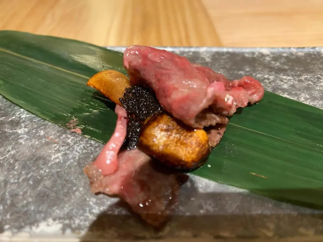 M9和牛肉捲著姬松茸和松露醬，令人回味再三。（圖／黃宏輝提供）