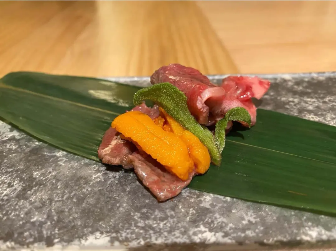 「和牛7吃」中的M9和牛海膽水晶冰花鮮香美味。（圖／黃宏輝提供）