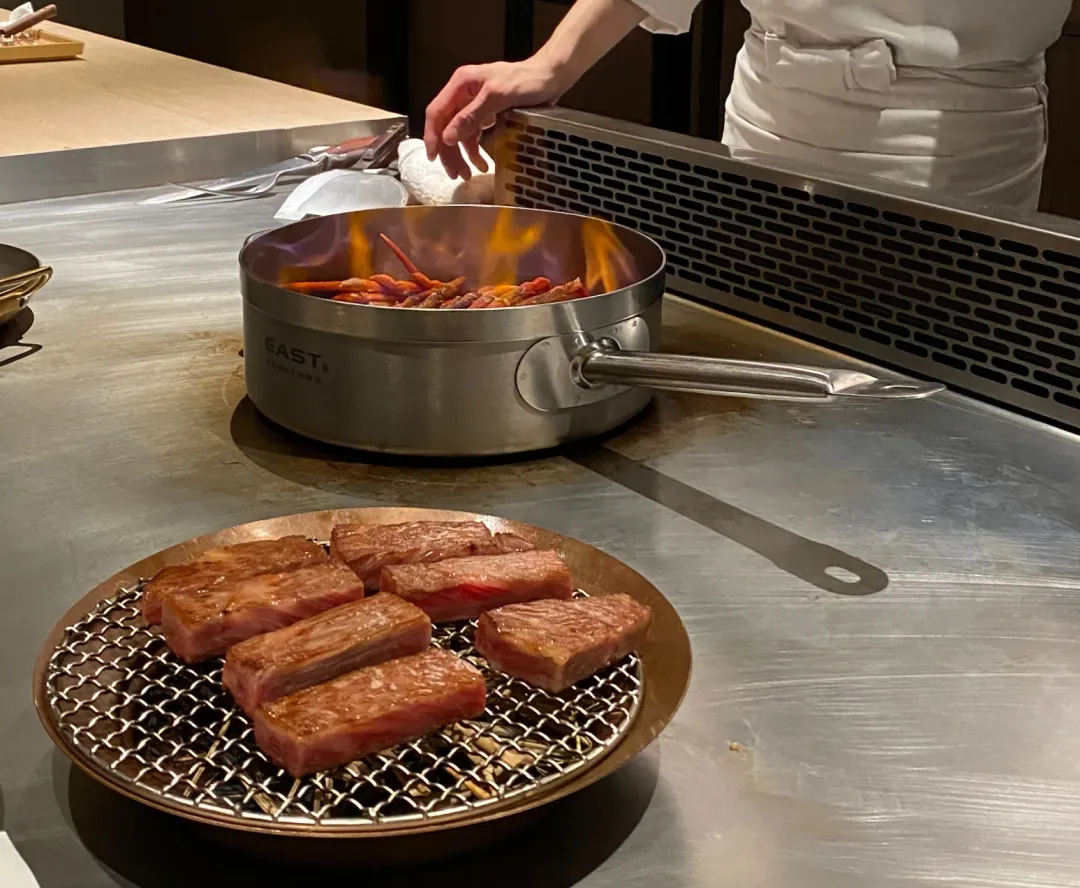 龍蝦頭經大火快燒，產生極致香濃的龍蝦味。（圖／黃宏輝提供）