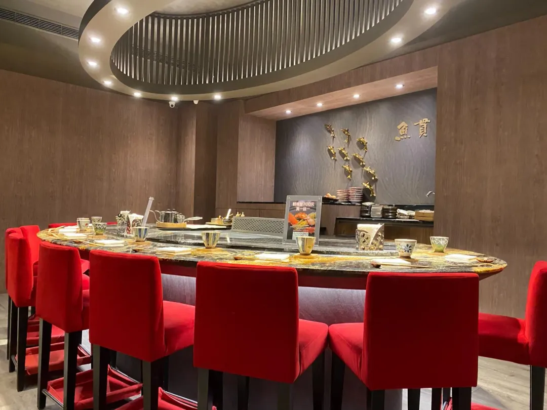 私人包廂同樣設有寬闊料理桌，盡情享受料理大秀。（圖／黃宏輝提供）