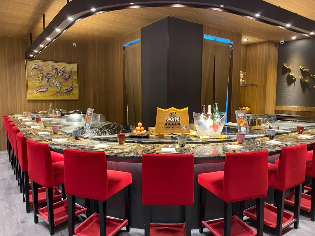 環繞式餐桌讓食客用餐前能大飽眼福。（圖／黃宏輝提供）