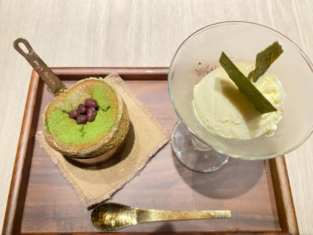 抹茶舒芙蕾佐冰淇淋為這趟鐵板燒之旅畫上句點。（圖／黃宏輝提供）