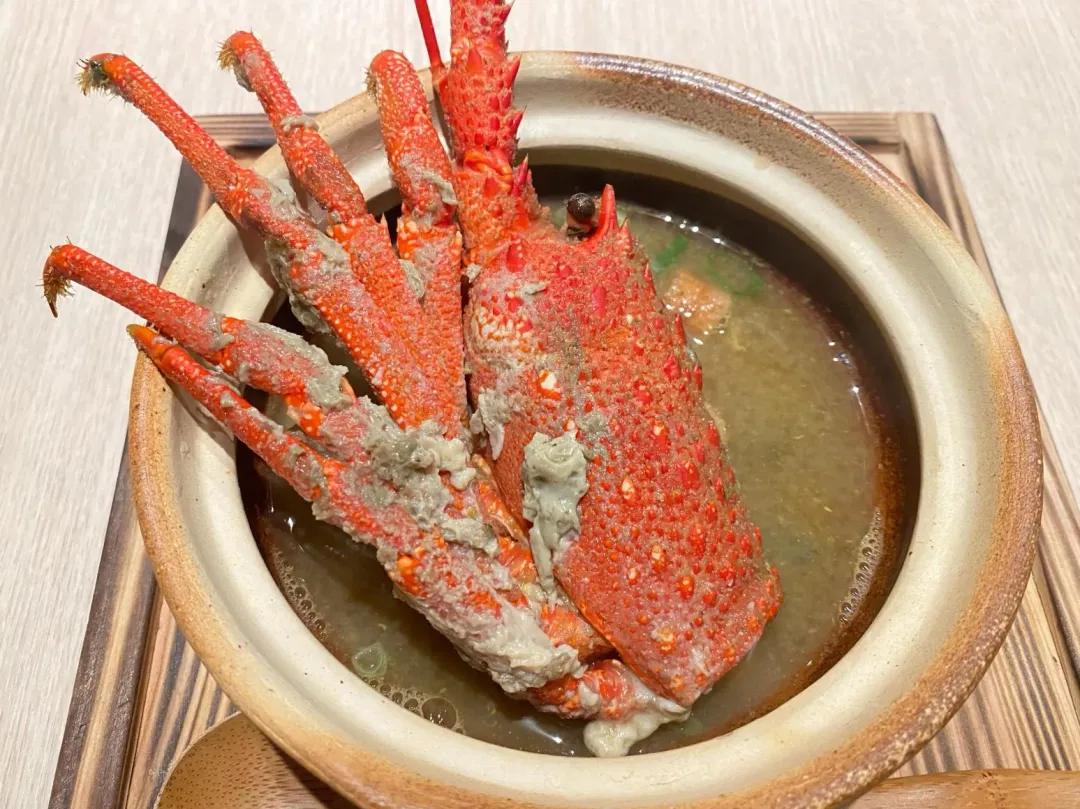 信州味噌和火燒龍蝦頭、殼、蝦膏在湯裡共舞，許多饕客都沉醉在這豐美滋味。（圖／黃宏輝提供）