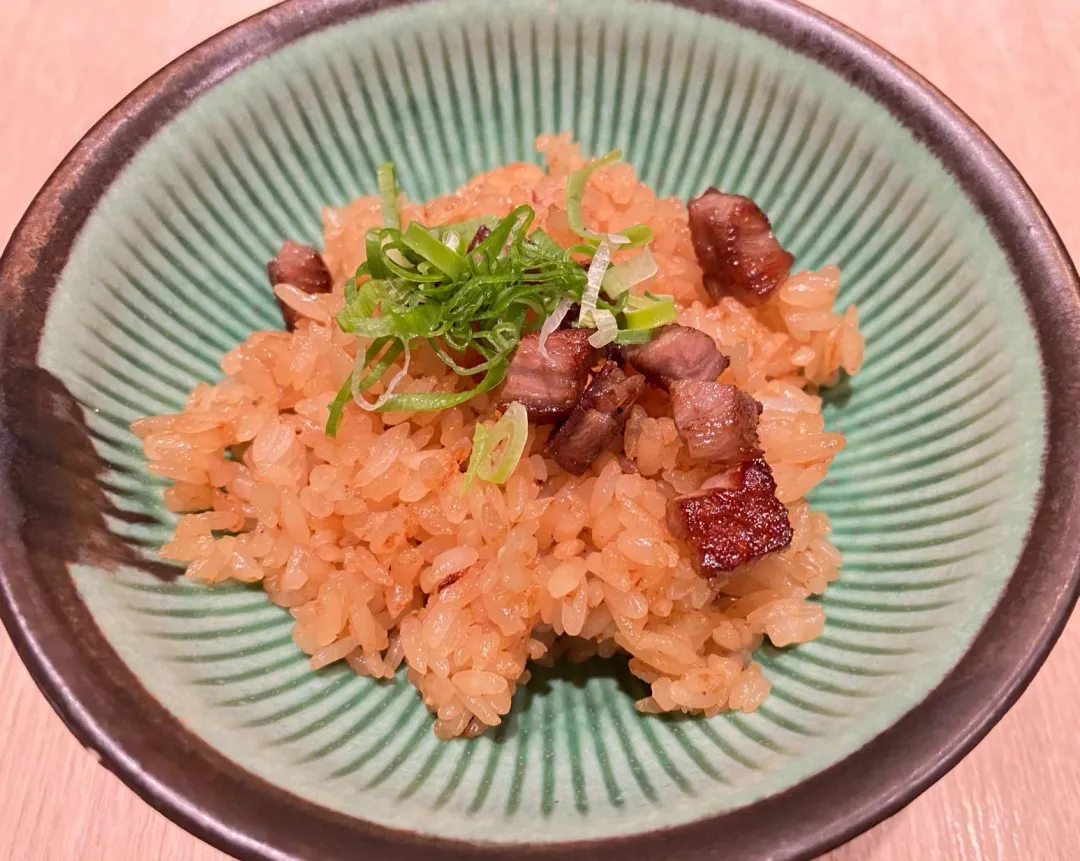 大塊和牛肉丁僅與蒜末、青蔥一起放進炒飯，不放炒蛋以強調和牛的豐腴味道。（圖／黃宏輝提供）