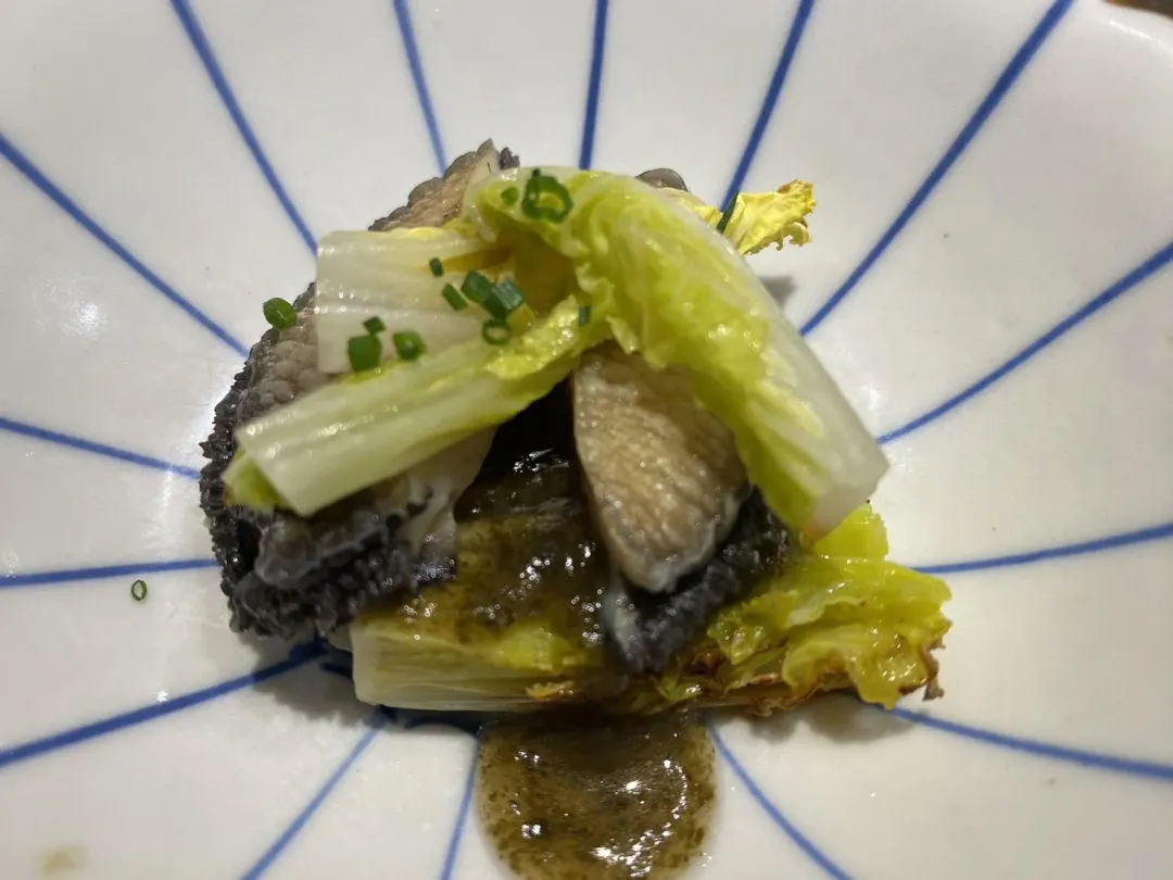 煎南非活鮑與娃娃菜的組合頗為少見，海藻醬更襯出清甜滋味。（圖／黃宏輝提供）