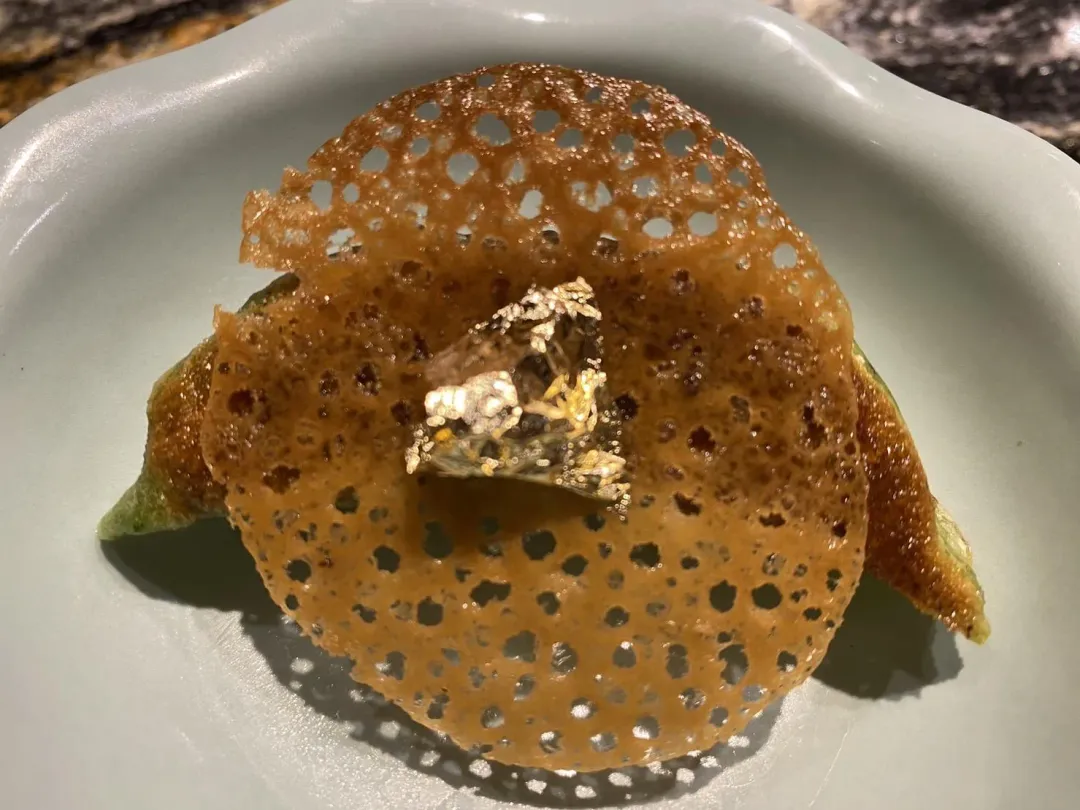 和牛煎餃僅以和牛絞肉煎出焦色，裹上外皮再點綴金箔，華麗又可口。（圖／黃宏輝提供）