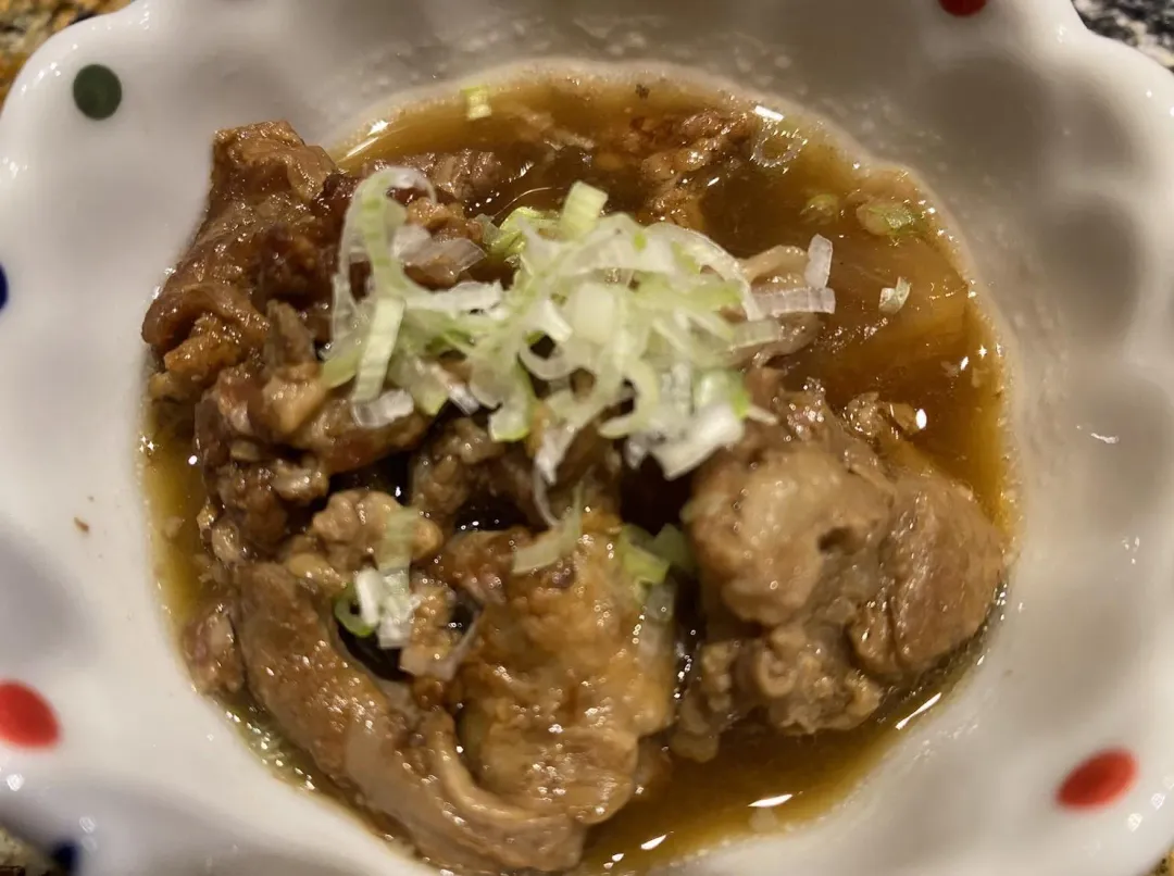 滷牛筋軟嫩彈牙，像是魯肉飯般與醬汁澆蓋在白飯上。（圖／黃宏輝提供）