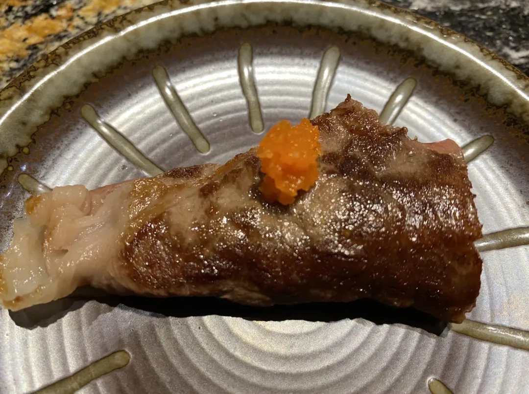 剝皮辣椒牛肉捲結合辣椒清香和充滿油脂的牛肉芬芳。（圖／黃宏輝提供）