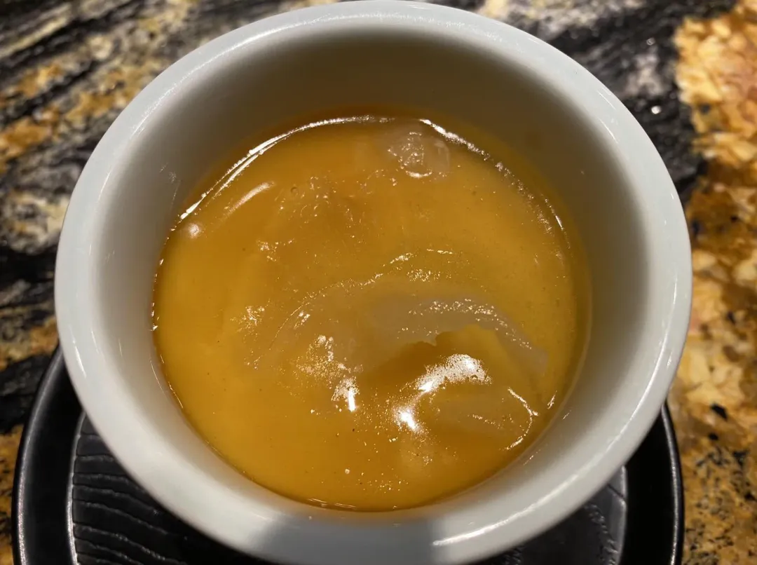 魚翅茶碗蒸所用的魚翅似為海虎翅，少見的在開胃菜下重本。（圖／黃宏輝提供）