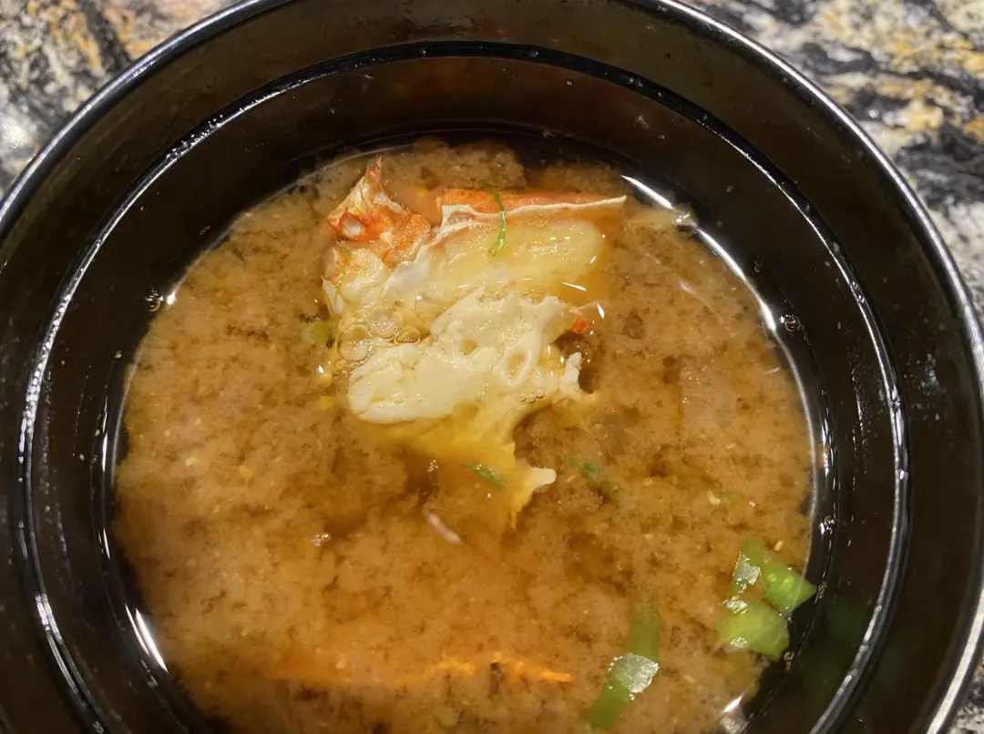 龍蝦味噌湯含有蝦頭、些許蝦膏以及龍蝦肉。（圖／黃宏輝提供）