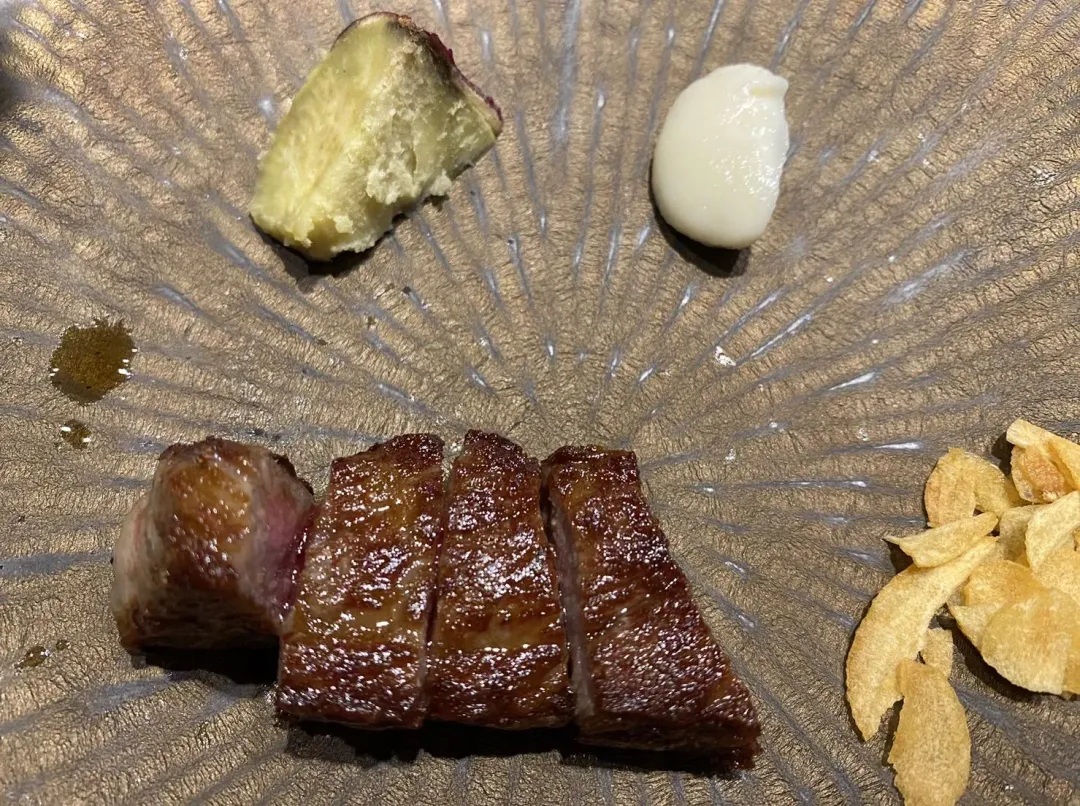 蒜頭製成的白色慕斯恰好平衡和牛油脂稍多的膩感。（圖／黃宏輝提供）