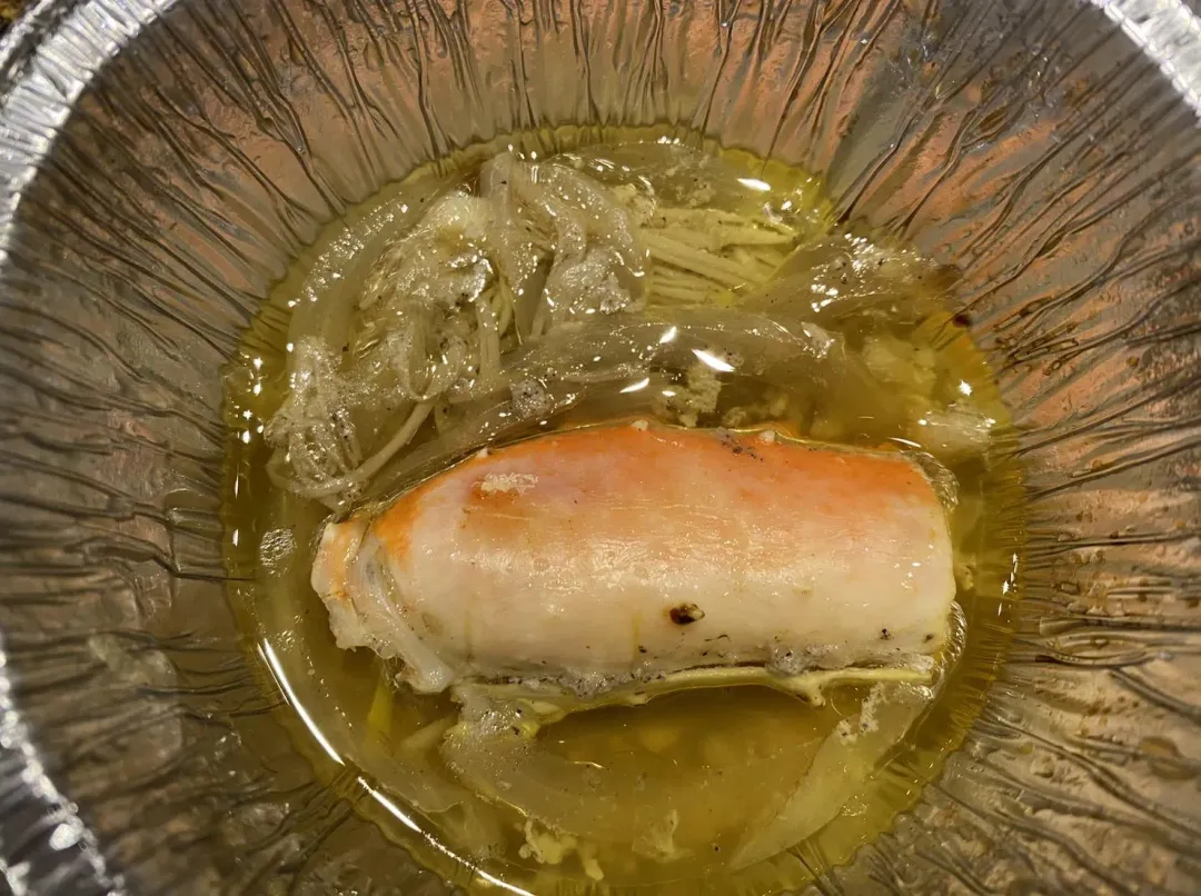 「洋蔥油悶帝王蟹腿」以洋蔥絲油悶蟹肉，使蟹肉充滿香甜。（圖／黃宏輝提供）