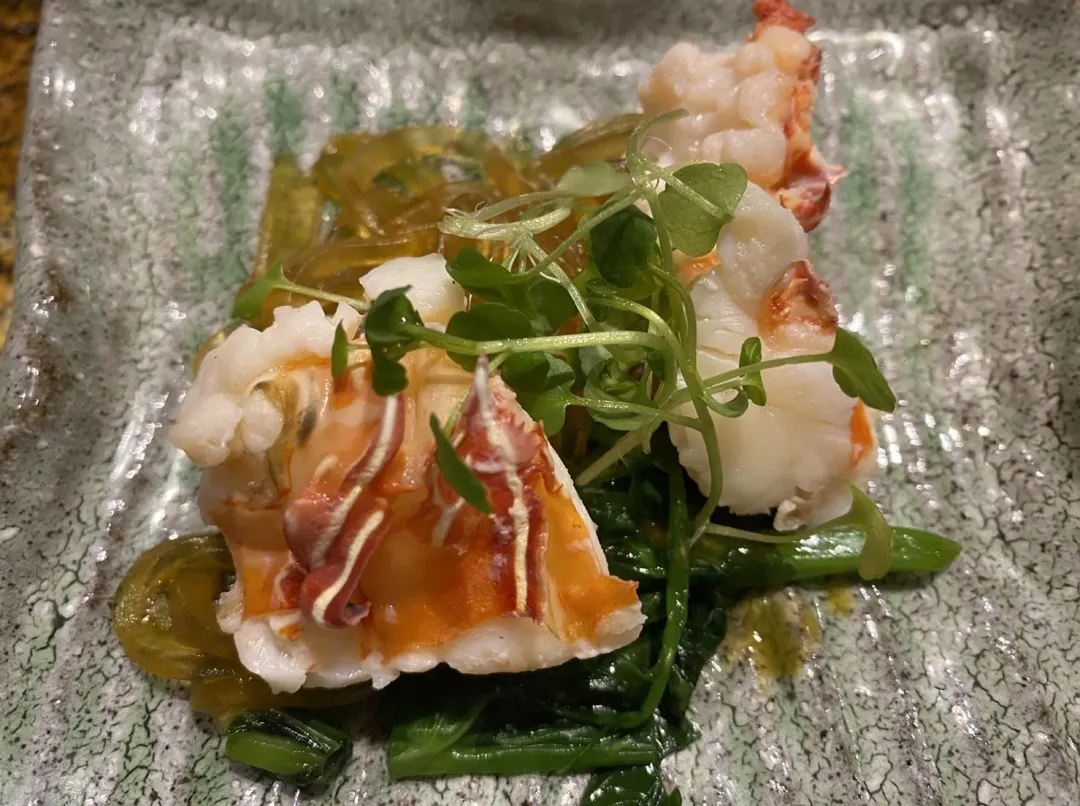 必點的鐵板龍蝦中，葛粉條沾染龍蝦濃郁香氣，2種鮮味同時並存。（圖／黃宏輝提供）