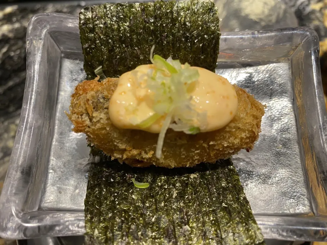「酥炸廣島牡蠣」盡嘗半生蠔鮮甜多汁美味。（圖／黃宏輝提供）