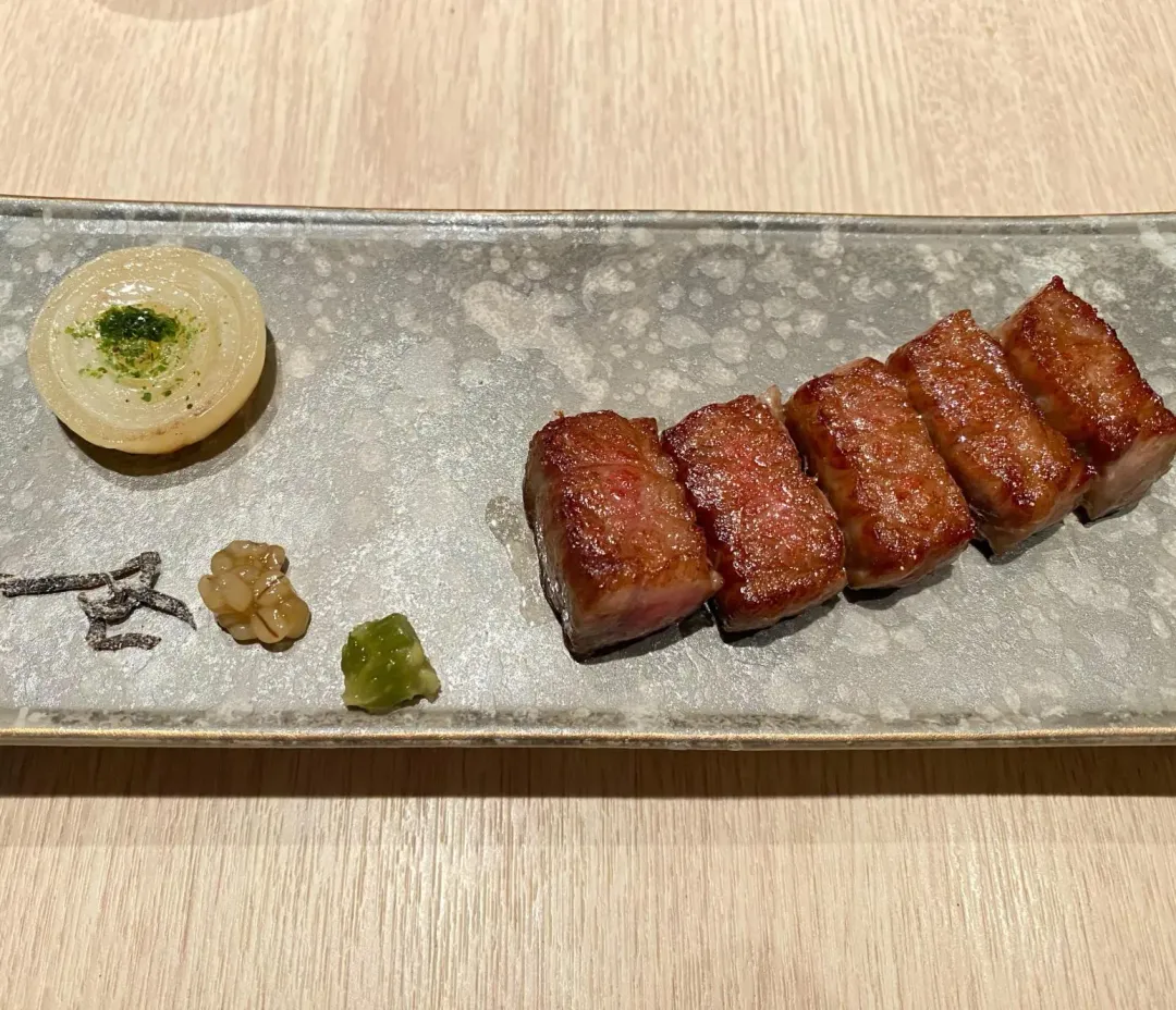 稻殼產生的燻香氣息沾染在油花滿布的A5和牛肉上，如此口味出人意料。（圖／黃宏輝提供）