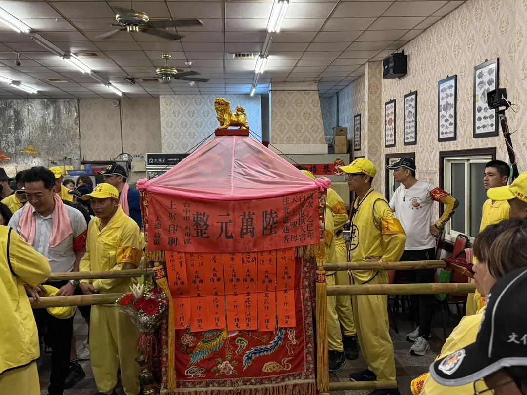粉紅超跑昨日駐駕台中大安區一間餐廳。（圖／翻攝自白沙屯拱天宮臉書）