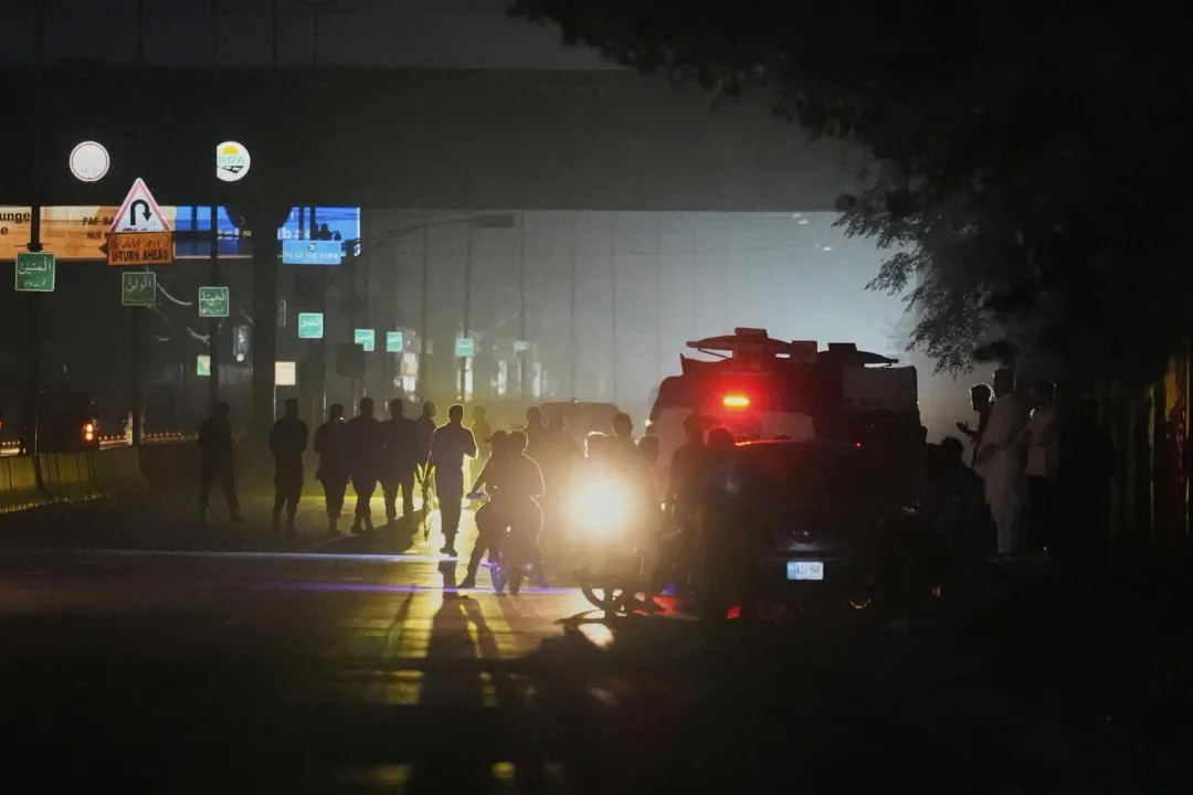 巴基斯坦警方於10日把車輛和人員從一處空軍基地主要入口移走,氣氛緊張。(圖/美聯社)