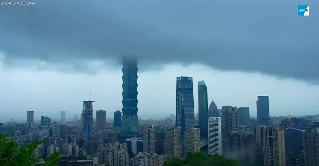 烏雲蓋住台北101頭頂。（圖 /翻攝自Taipei Travel Live Cam 台北觀光即時影像YT）
