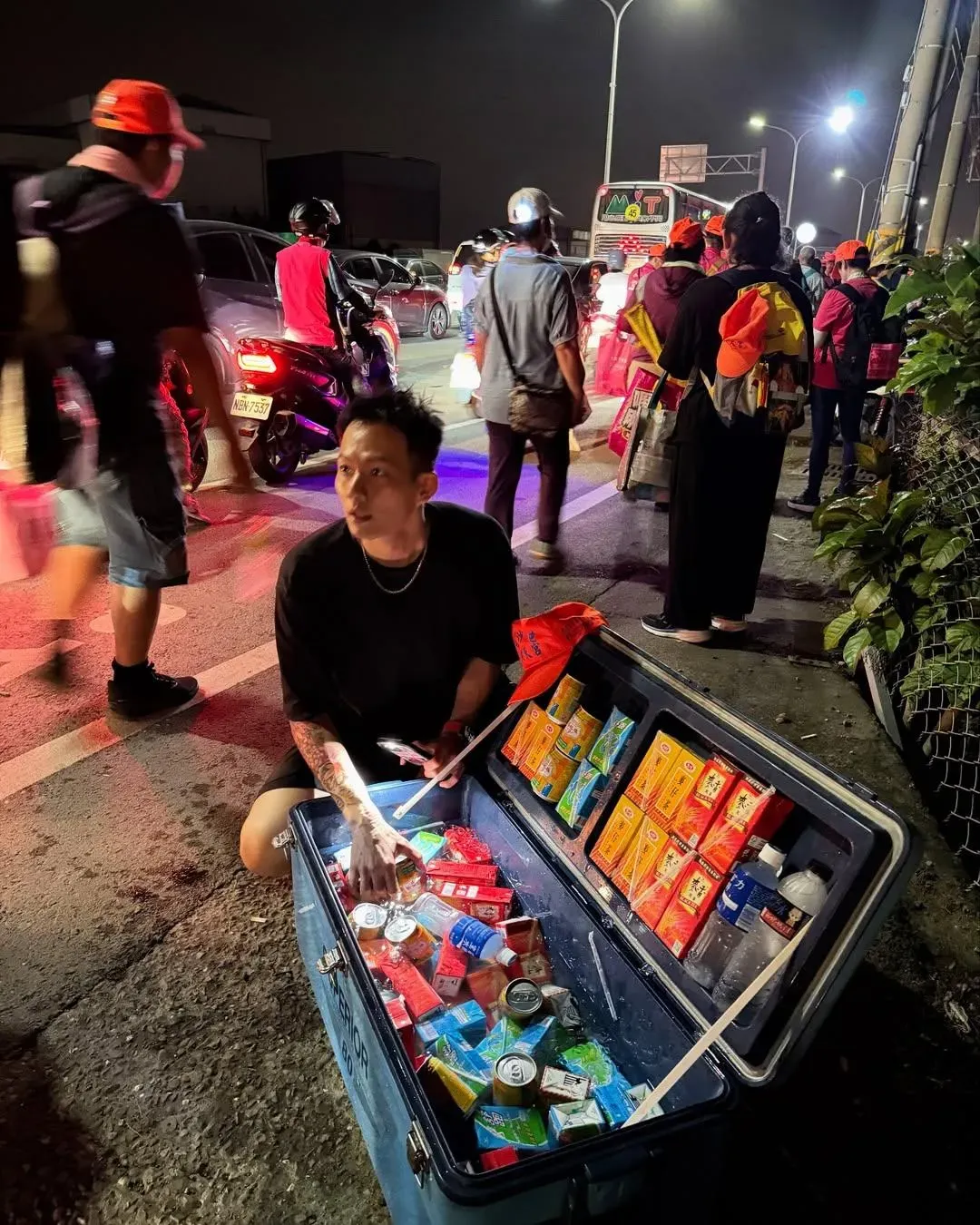 吳念軒自掏腰包在路邊發放結緣飲品。（圖／翻攝IG actor_nien_hsuan）