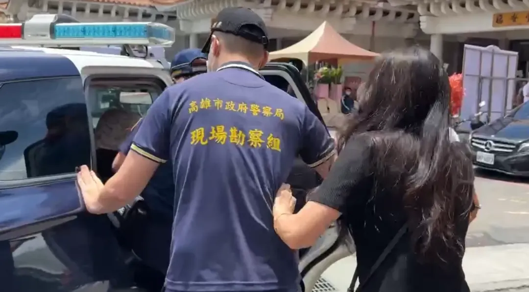在檢方於殯儀館進行複訊時，李男的姑姑見到鄭男，情緒激動追上去。（圖/翻攝畫面）