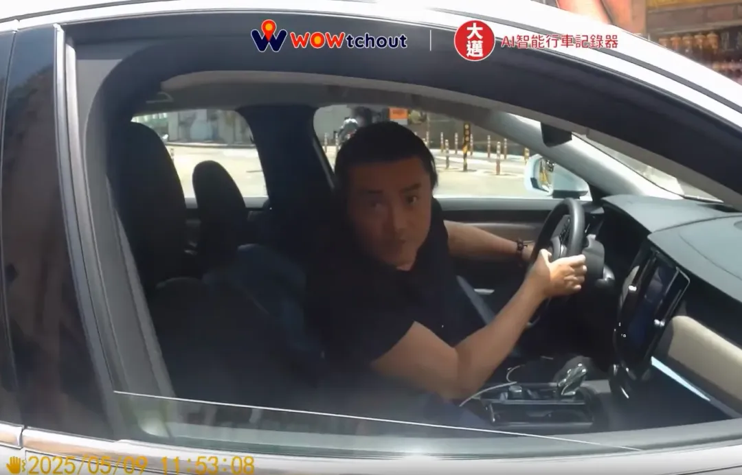 一名機車騎士與疑似藝人李㼈的男駕駛在路中發生爭執，整起過程被行車紀錄器拍下並引發網友熱議。（圖/翻攝自WoWtchout-地圖型行車影像分享平台）