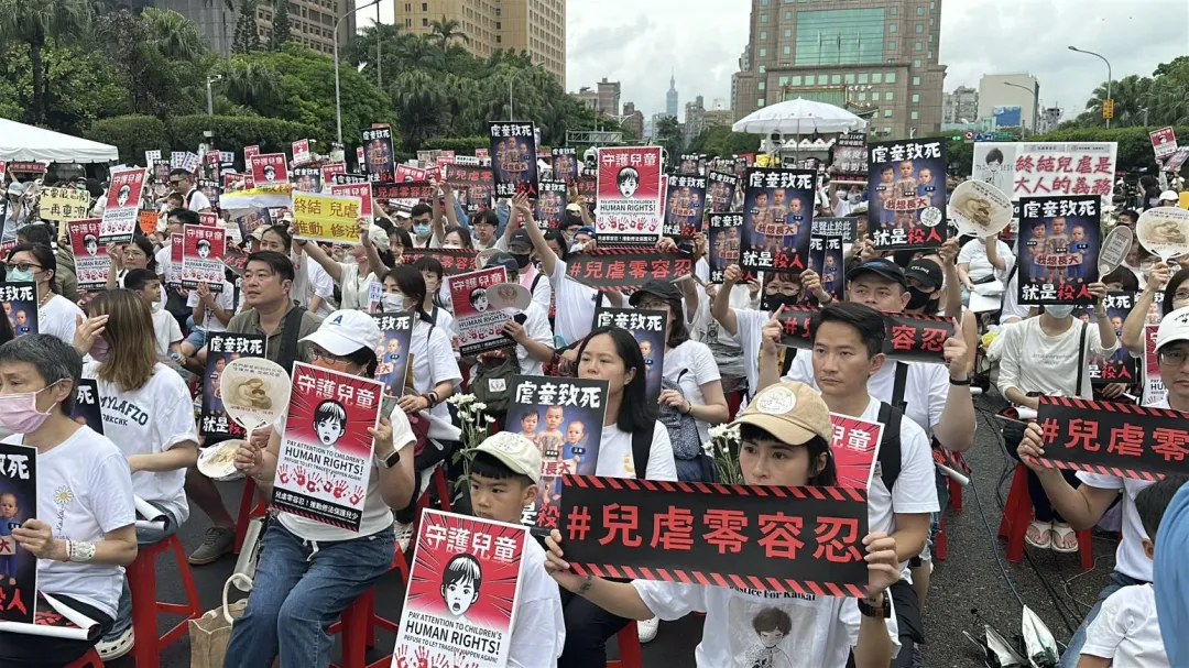 現場上千民眾穿白衣到場參與。（圖／塗豐駿攝）