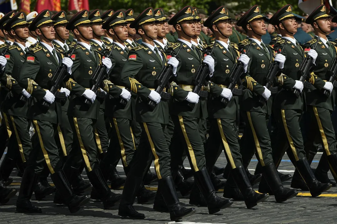 解放軍儀隊參與今年5月莫斯科閱兵。（圖／美聯社）