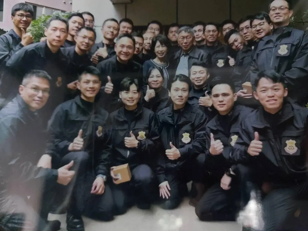 柯文哲夫妻與特勤隨扈合照 &nbsp; &nbsp; 照片來源:陳佩琪臉書