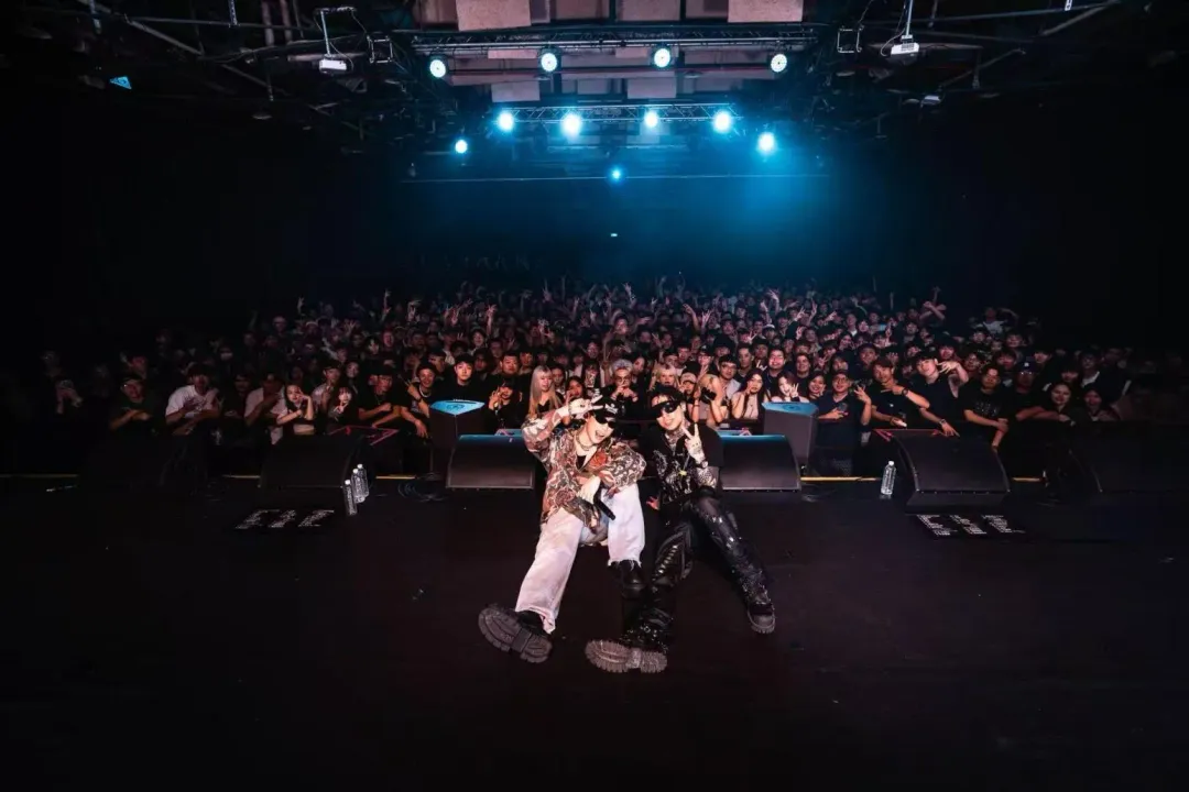 ØZI（左）9日擔任PSY.P（右）的演唱會嘉賓。（圖／PSY.P提供）