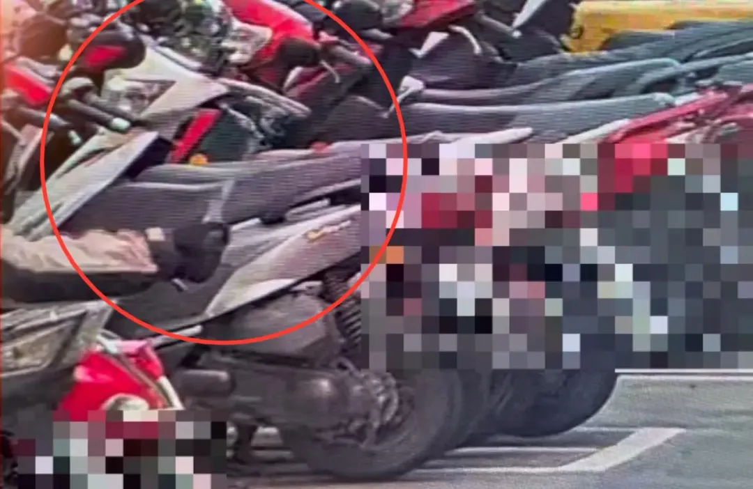 男子持鐵鎚狠砸機車被監視器拍下。（圖／翻攝畫面）
