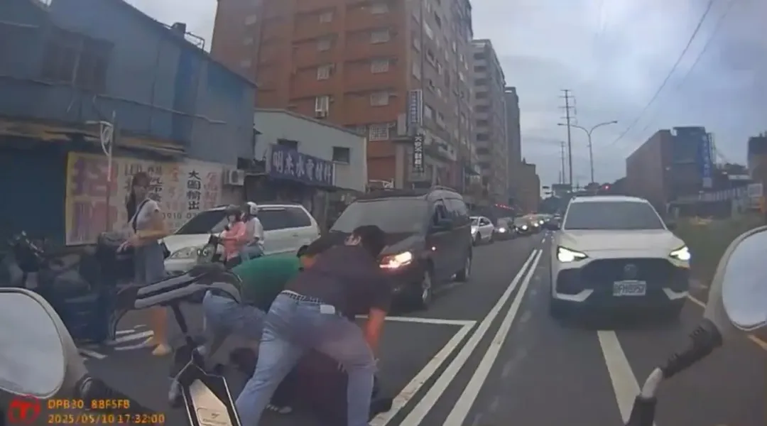 警方到場協助壓制砍人嫌犯。（圖／翻攝畫面）